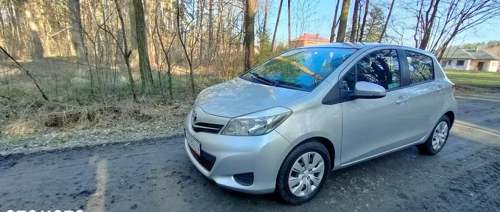 toyota yaris Toyota Yaris cena 35000 przebieg: 103000, rok produkcji 2013 z Pińczów